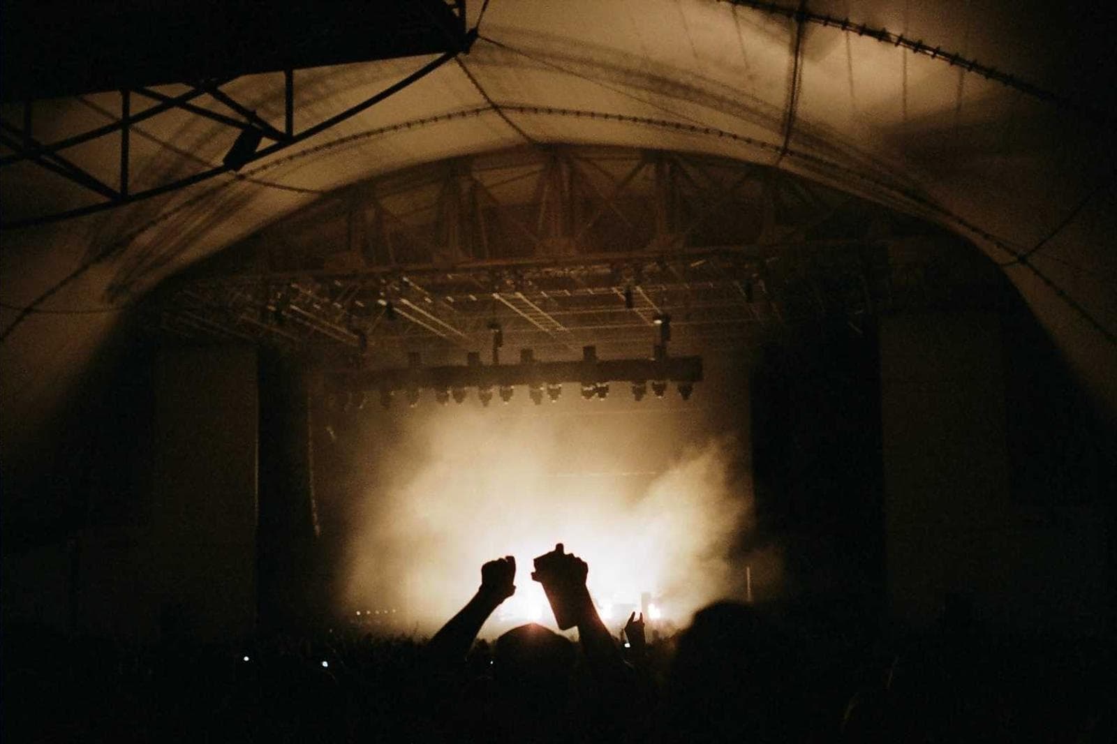 Wire and Weather, en concert